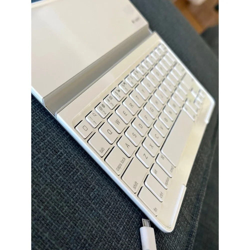 White Logitech Ultrathin Bluetooth Keyboard Tablet Cover Low Profile iPad 2/3/4